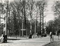 169400 Gezicht op de spoorwegovergang in de Stationsstraat te Ermelo.